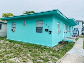 Building Photo - Affordable Downtown WPB 2/1 without the Downtown Price Steps Away From it ALL!! $995 Sec Dep spec...