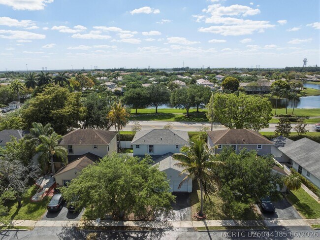 Foto del edificio - 310 NW 207th Way