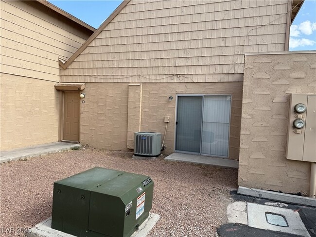 Building Photo - 5246 Golden Ln