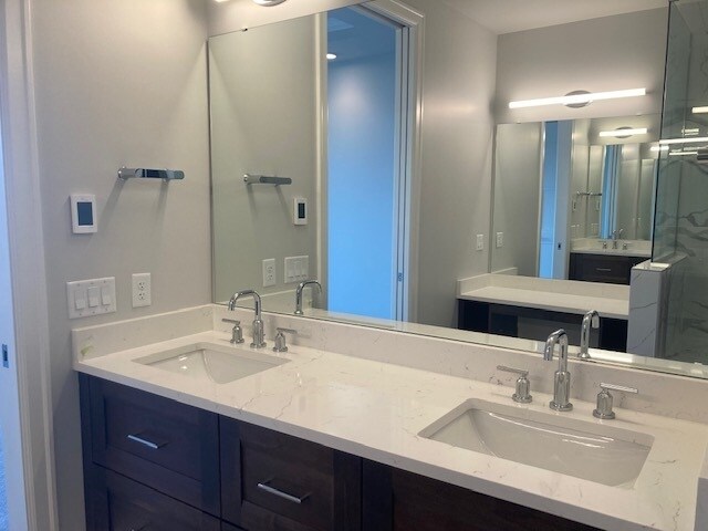 Dual Sinks in Primary Bath - 4907 Main St