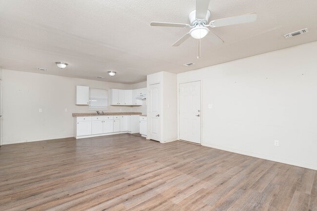 Building Photo - Great 3 Bedroom 2 Bathroom with land!