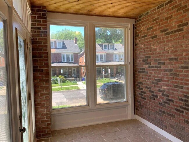 Building Photo - Welcome to this charming 2-bedroom, 1-bath...
