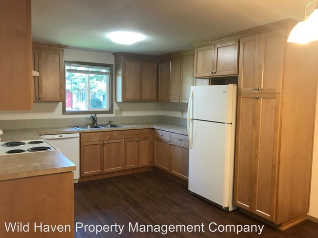 Building Photo - 129 NE Kingwood Dr