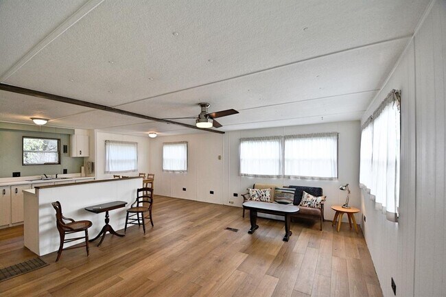 Foto del edificio - 1165 Lone Oak Rd