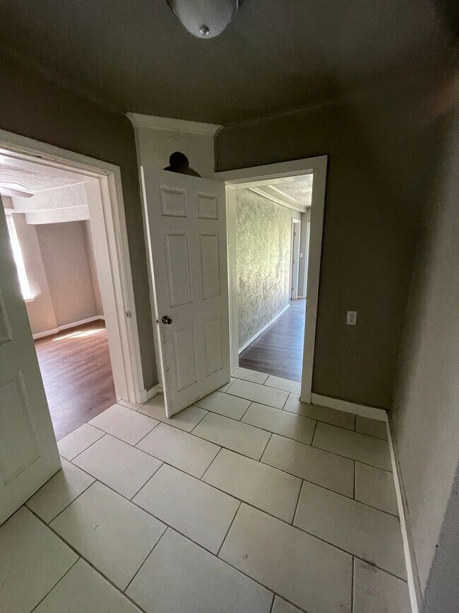 Building Photo - 5 bed 2 bath house for rent in great upcom...