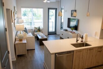 2-Bedroom - Euclid - STATION CRESTLINE