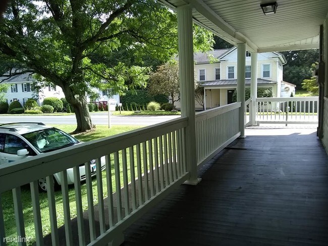 Building Photo - 4 br, 1 bath Townhome - 1368 Poquonock Ave