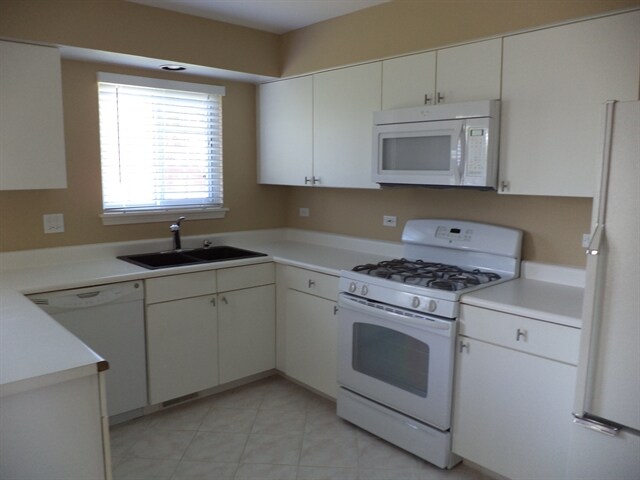 Building Photo - 228 Pinehurst Dr