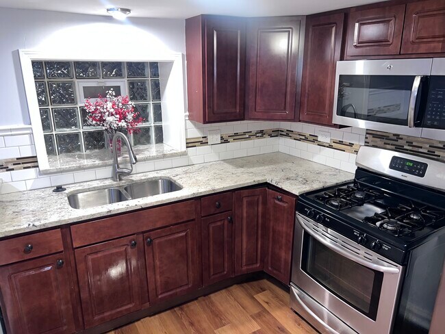 Hundir - 5741 N Artesian Ave
