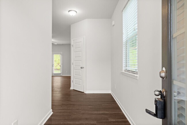 Foto del edificio - 4 Bed 2.5 Bath home in Gainesville!