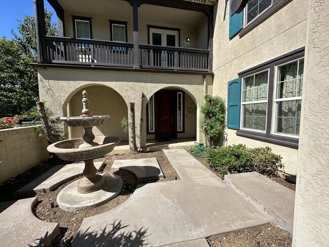 Foto del edificio - Beautiful 4 Bedroom 4 Bathroom Spacious Ho...