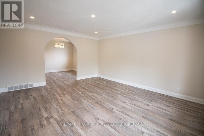 Building Photo - 510 Queen Victoria Dr