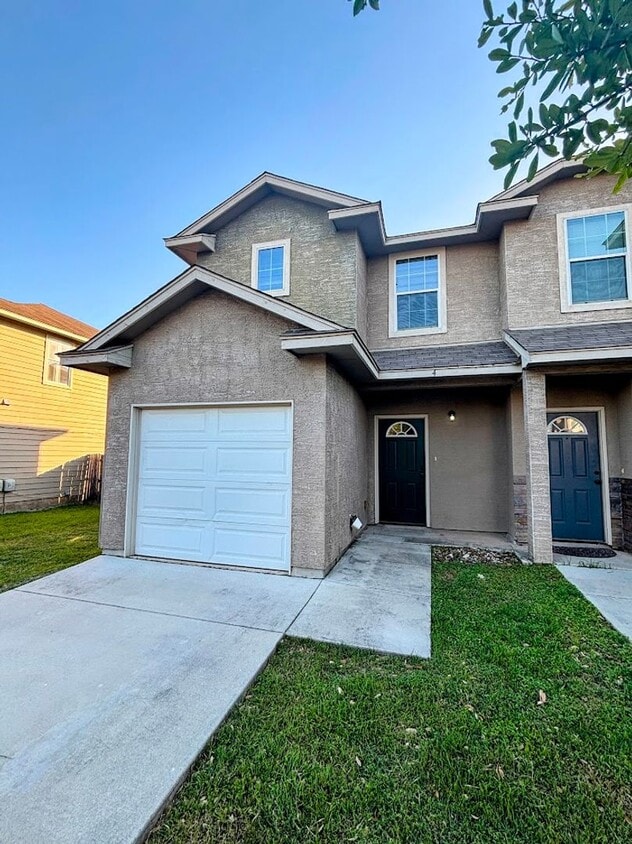 Primary Photo - Great Townhome, Move-in Ready! Great Locat...