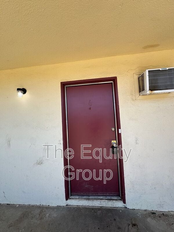 Primary Photo - 352 S Blackstone St