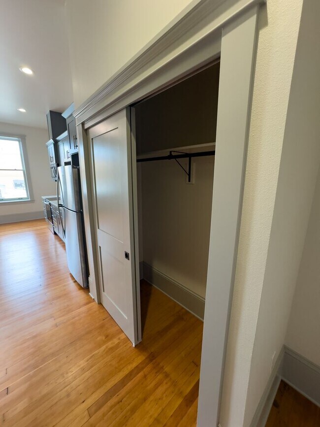 Foto del edificio - WINTER SPECIAL - NEWLY RENOVATED DOWNTOWN SALEM STUDIO