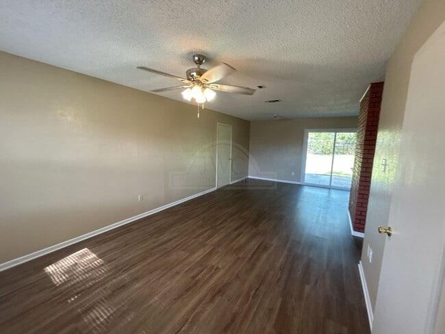 Building Photo - 607 Spoke Dr