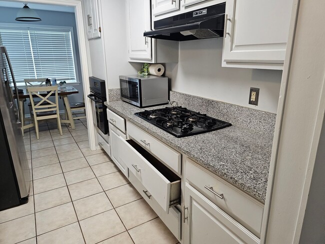 Building Photo - College Station - 3 Bedroom - 2 bath - 2 c...