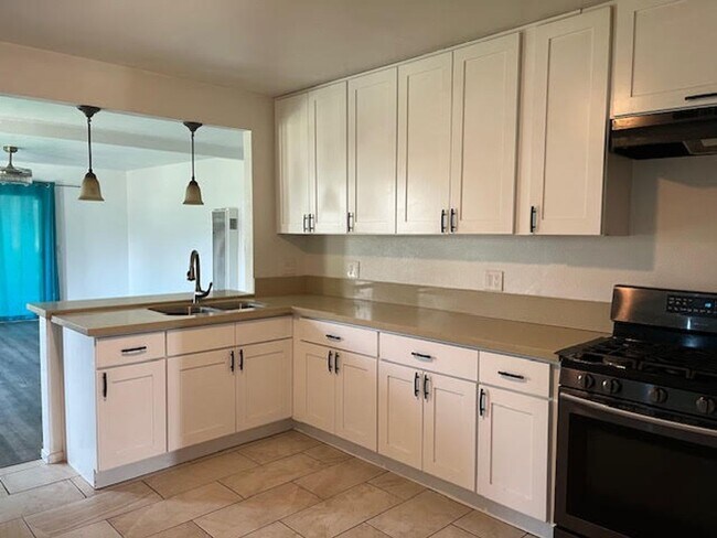 Building Photo - Pet Friendly 4 Bedroom Home