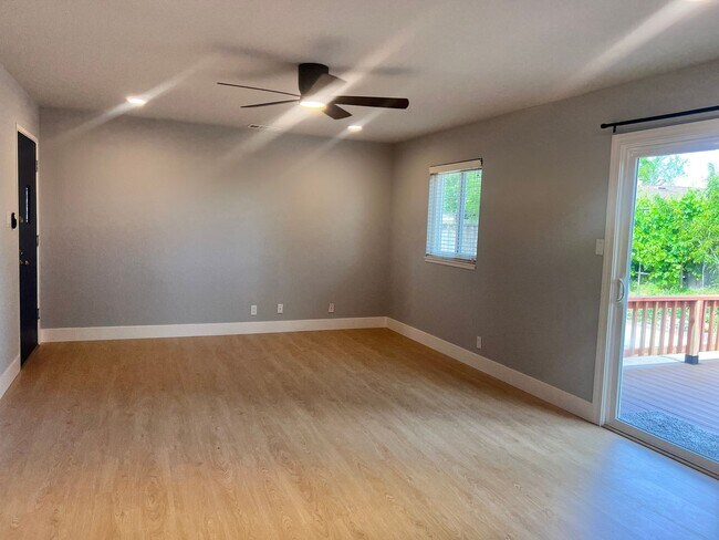Foto del edificio - Completely Remodeled 4 Bedroom Home with C...