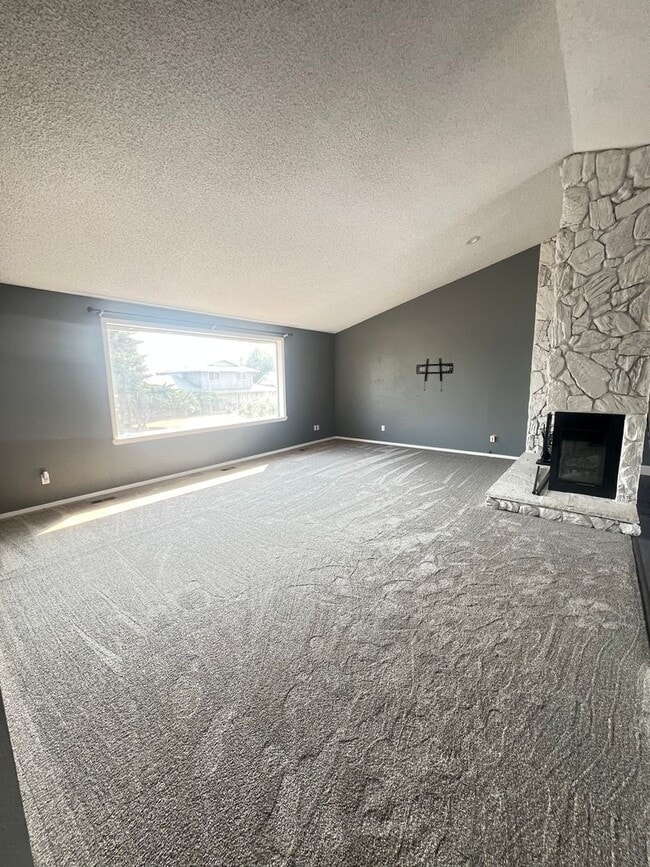 Building Photo - Beautiful 4 Bedroom Home!