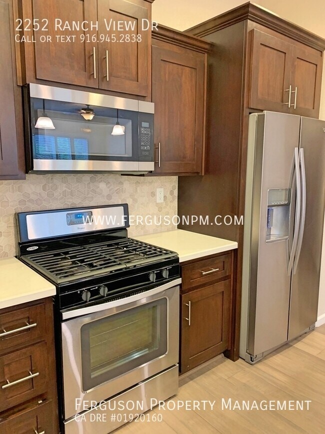 Building Photo - Gorgeous Three Bedroom Home in Whitney Ran...