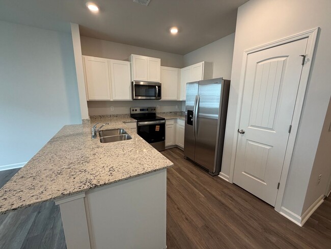 Building Photo - 3 Bedrooms, 2.5 Bathrooms - Townhome in Armuchee!