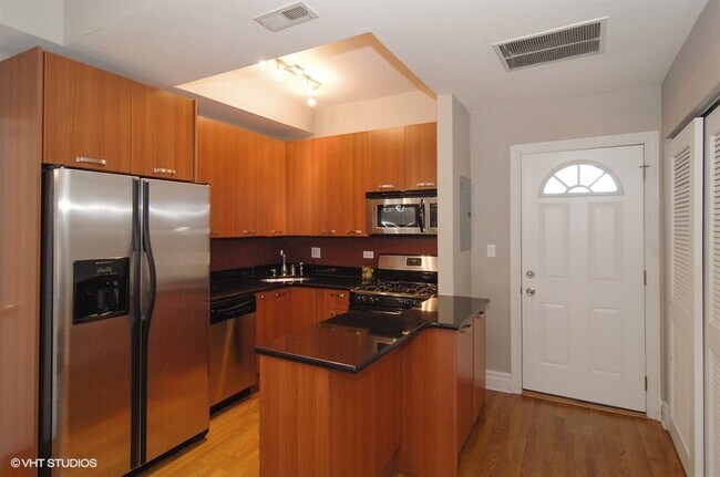 Building Photo - 1354 W Bryn Mawr Ave