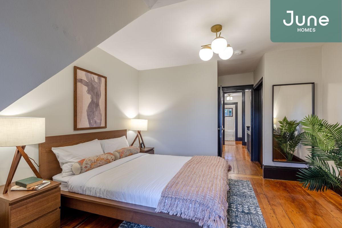 Primary Photo - Queen room in 5-bed/2.0-bath Home