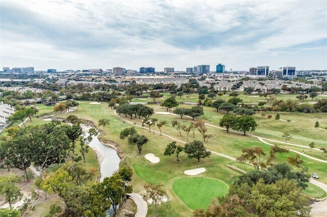 Foto del edificio - 15930 Coolwood Dr