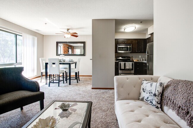 Building Photo - 1Br+Den/1Ba - Impeccable Remodel!
