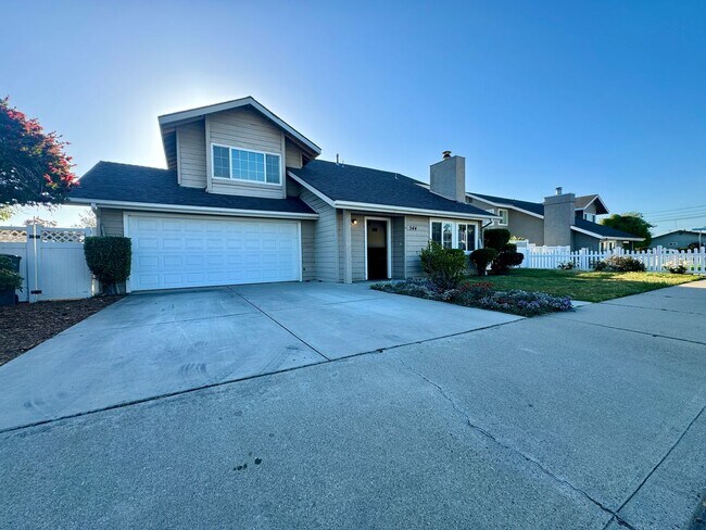 Building Photo - 3-Bedroom House, 2-Car Garage, Fenced Yard...