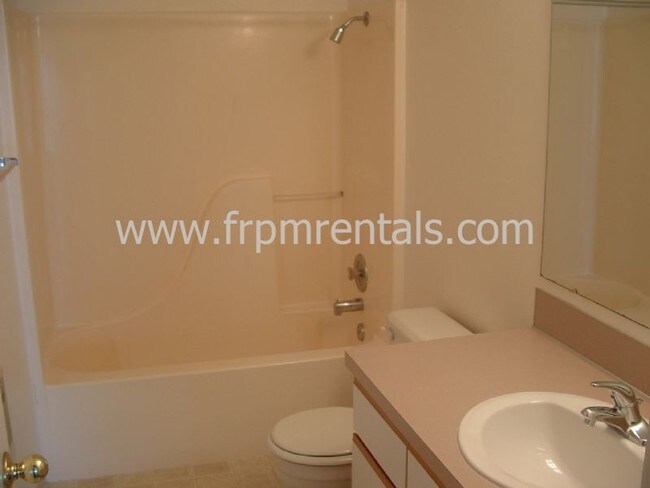 Building Photo - 2 Bed/1 Bath Upper Level w/Garage