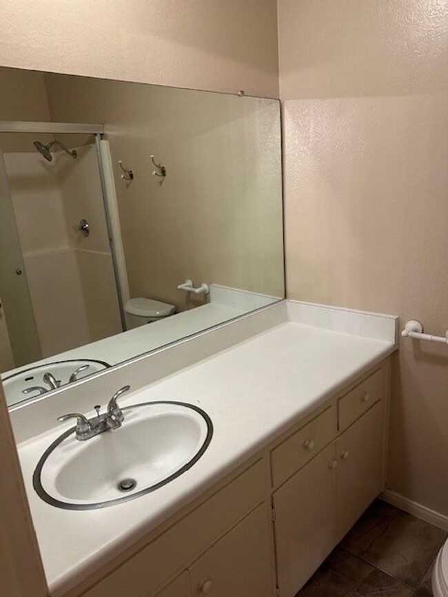 Building Photo - Fashion Knolls: Lower 3 Bedroom 2 Bath Condo,