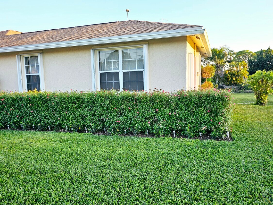 Front Apt View - 15286 74th St N
