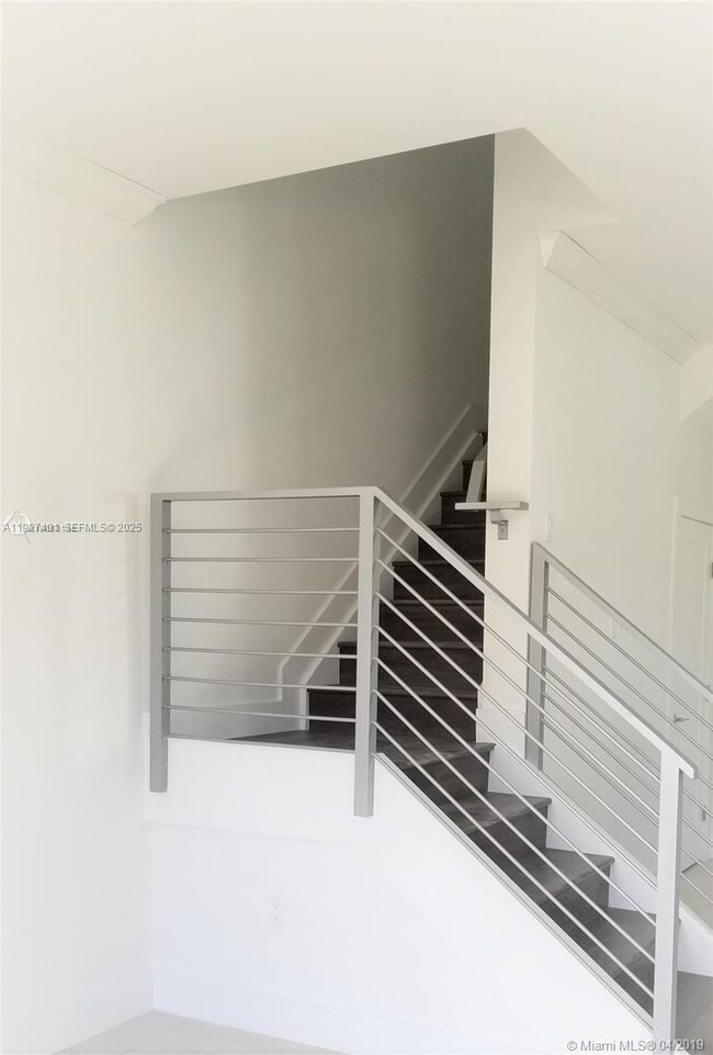 Building Photo - 10429 SW 118th Ave