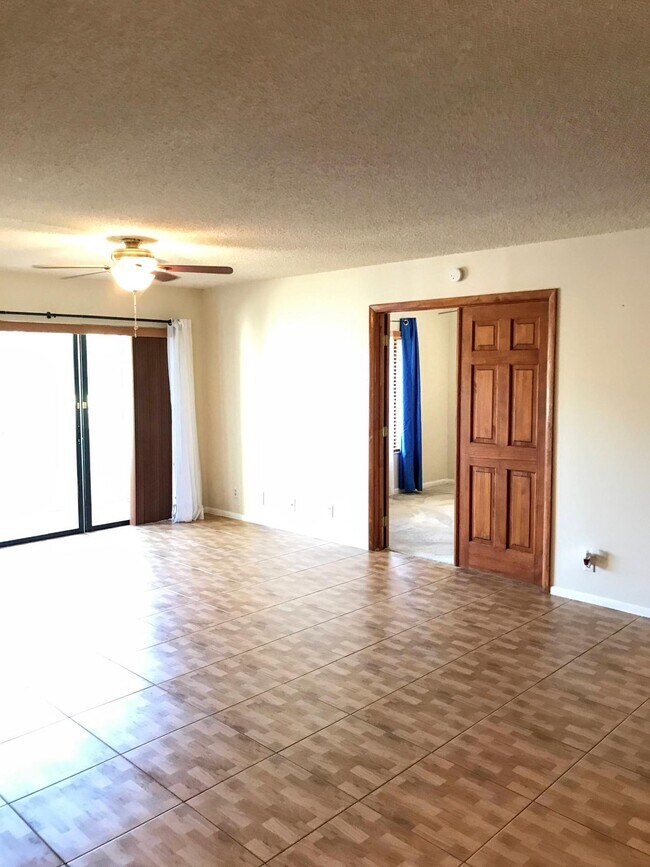 Foto del edificio - 715 Sunny Pine Way