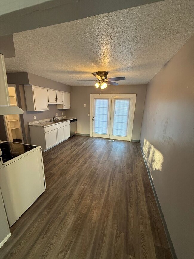 Foto del edificio - Freshly Remodeled 3 Bed / 2 Bath Duplex – Davenport, IA