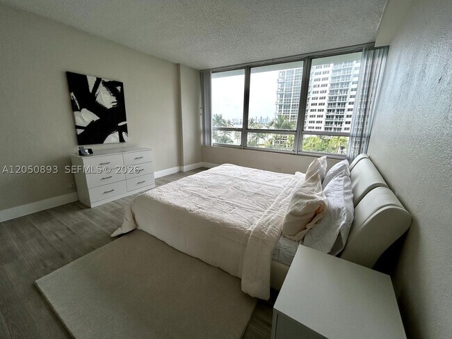 Foto del edificio - 1500 Bay Dr E