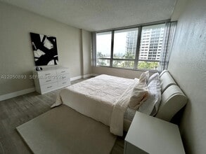 Building Photo - 1500 Bay Dr E