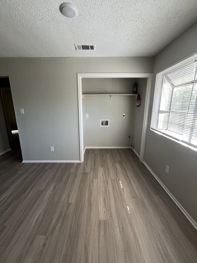 Foto del edificio - 815 Bracewood Cir