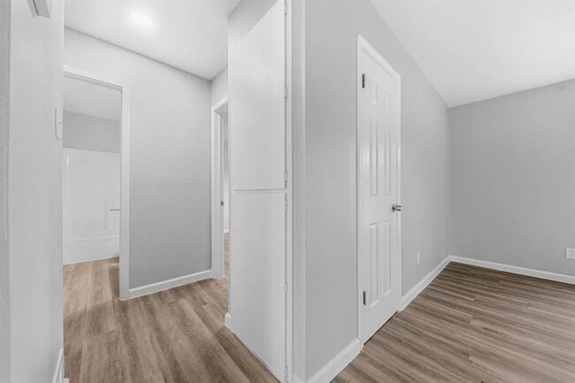 Foto del edificio - 124 Wind Ridge Dr