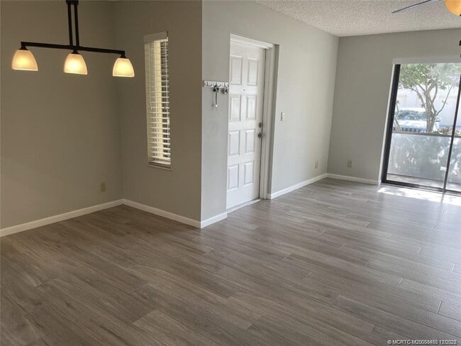 Building Photo - 2114 SW Silver Pine Way