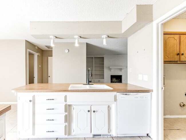 Foto del edificio - 6605 Lyrewood Ln