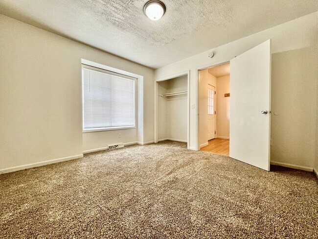 Foto del edificio - Four Bedroom Duplex in Kentwood