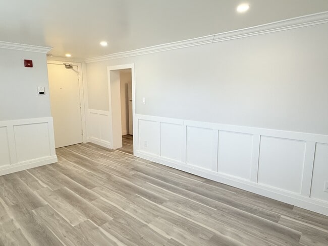 Building Photo - 1518 University Ave W