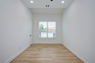 Building Photo - 3206 Live Oak St