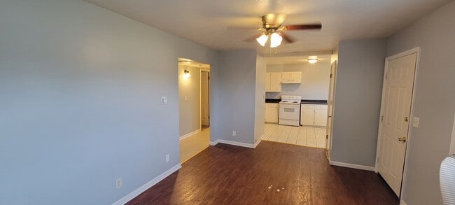 Building Photo - 905 W 24th St