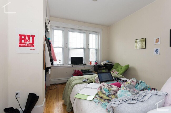 Foto del edificio - HOT BROOKLINE LISTING!!!!!