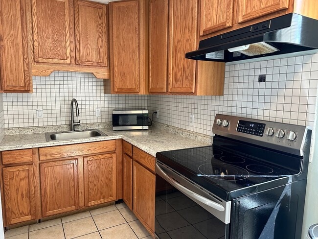 Building Photo - 3310 Treehaven Dr