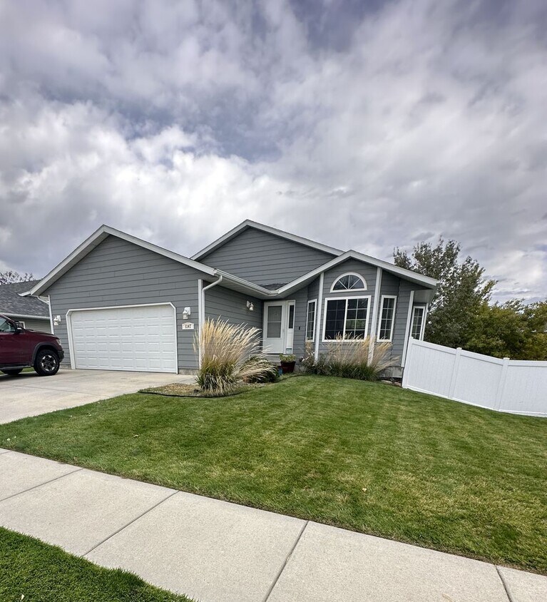 Primary Photo - 5 Bed/ 3 Bath/ 2 Car Garage Open Floor Pla...